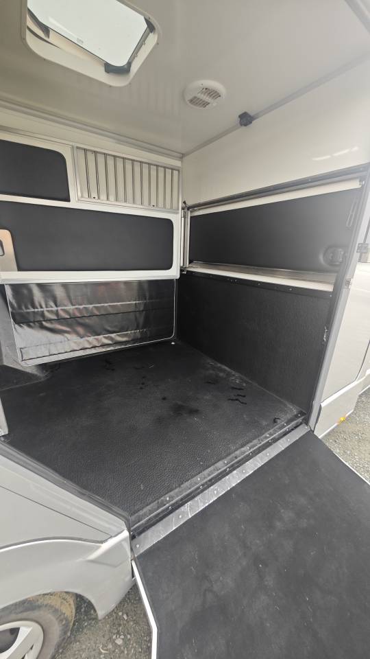 Kleine paardenvrachtwagen (B rijbewijs) Krismar Master 5 places assises Stalles  2020 Tweedehands