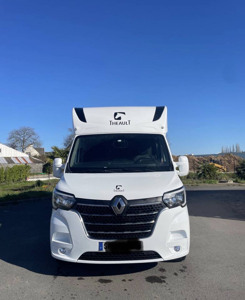 Kleine paardenvrachtwagen (B rijbewijs) Renault master proteo switch stalles 2023 Tweedehands