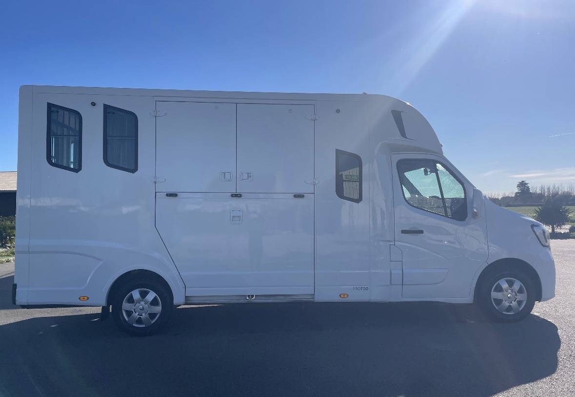 Kleine paardenvrachtwagen (B rijbewijs) Renault master proteo switch stalles 2023 Tweedehands