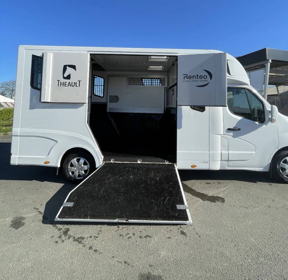 Kleine paardenvrachtwagen (B rijbewijs) Renault master proteo switch stalles 2023 Tweedehands