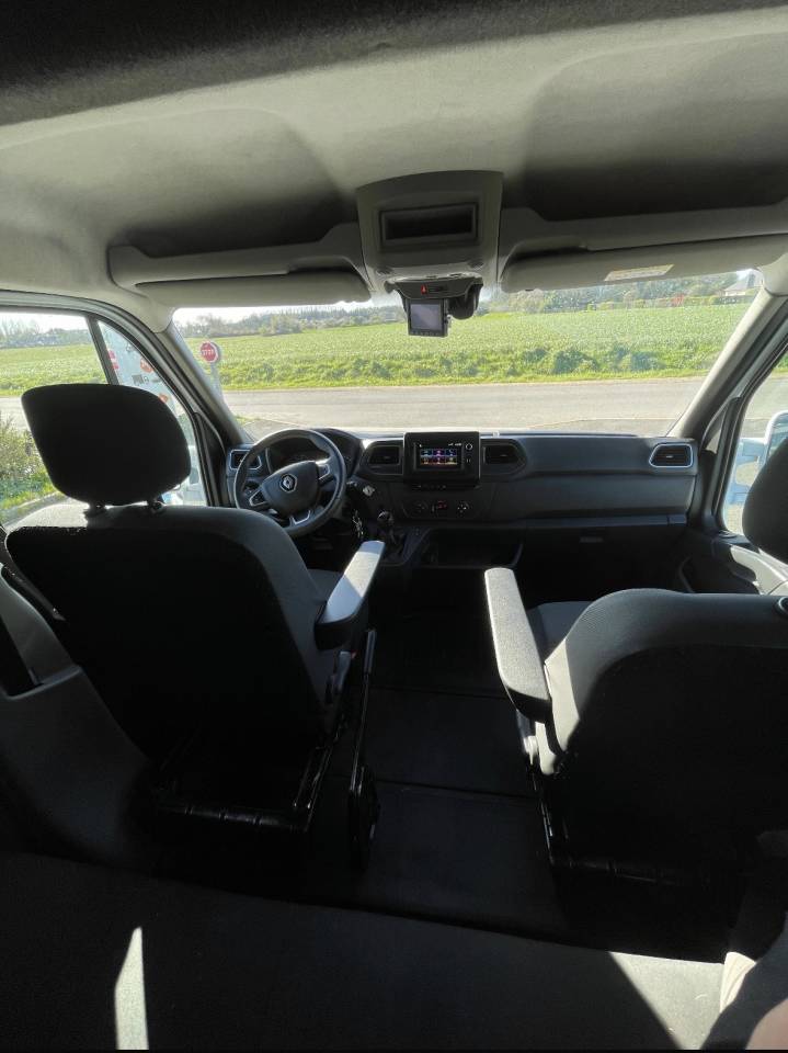 Kleine paardenvrachtwagen (B rijbewijs) Renault master proteo switch stalles 2023 Tweedehands