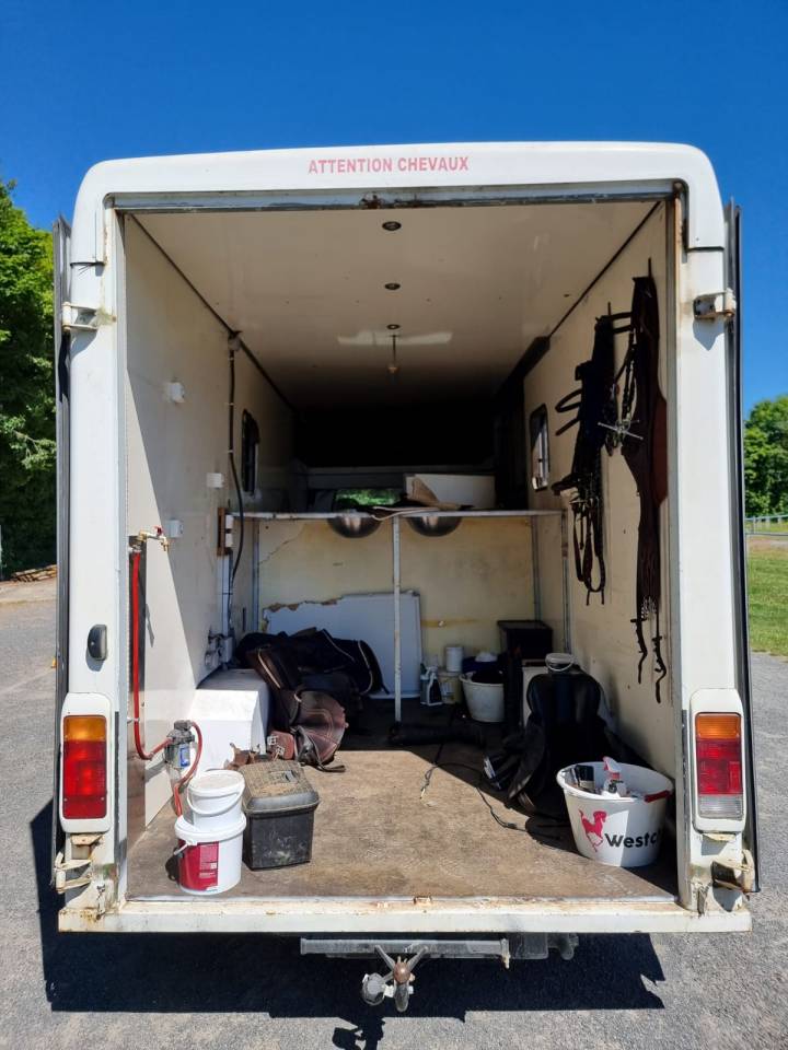 Kleine paardenvrachtwagen (B rijbewijs) Renault Renault Master 2 1985 Tweedehands