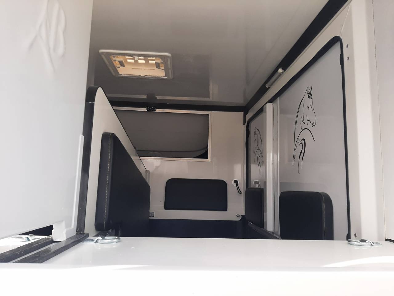 Kleine paardenvrachtwagen (B rijbewijs) Renault Master 2015 Tweedehands