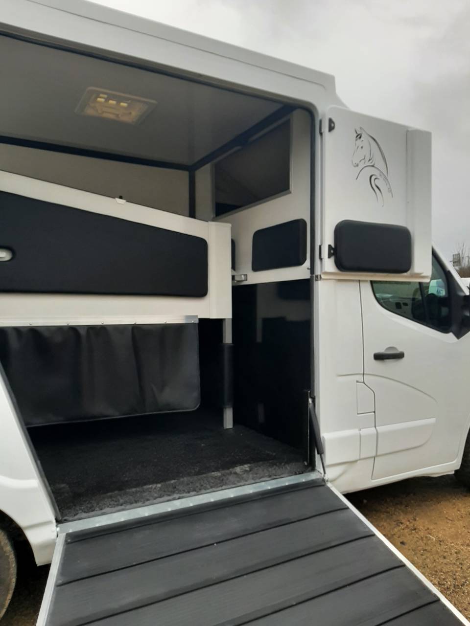 Kleine paardenvrachtwagen (B rijbewijs) Renault Master 2015 Tweedehands