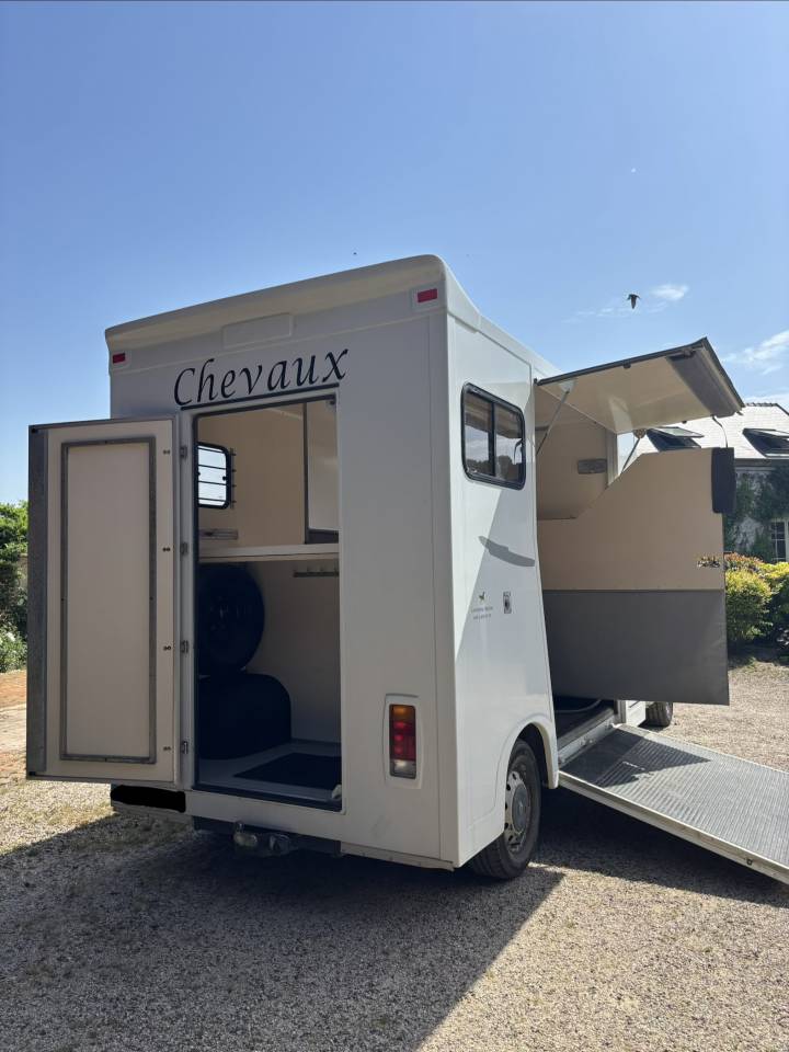 Paardentrailers Renault Master 2 Paarden 2008 Tweedehands