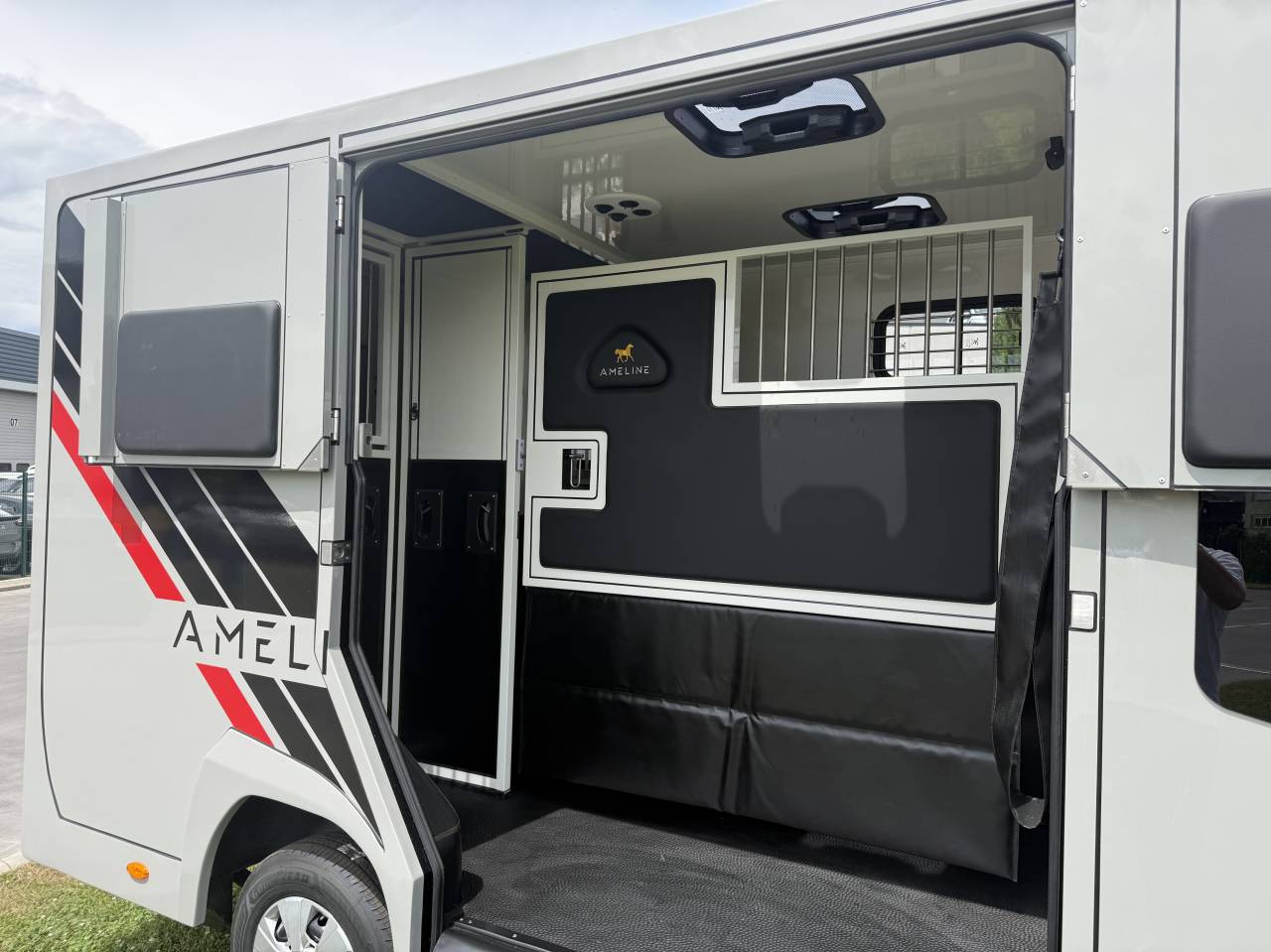 Kleine paardenvrachtwagen (B rijbewijs) Ameline HARAS 2026 Nieuw