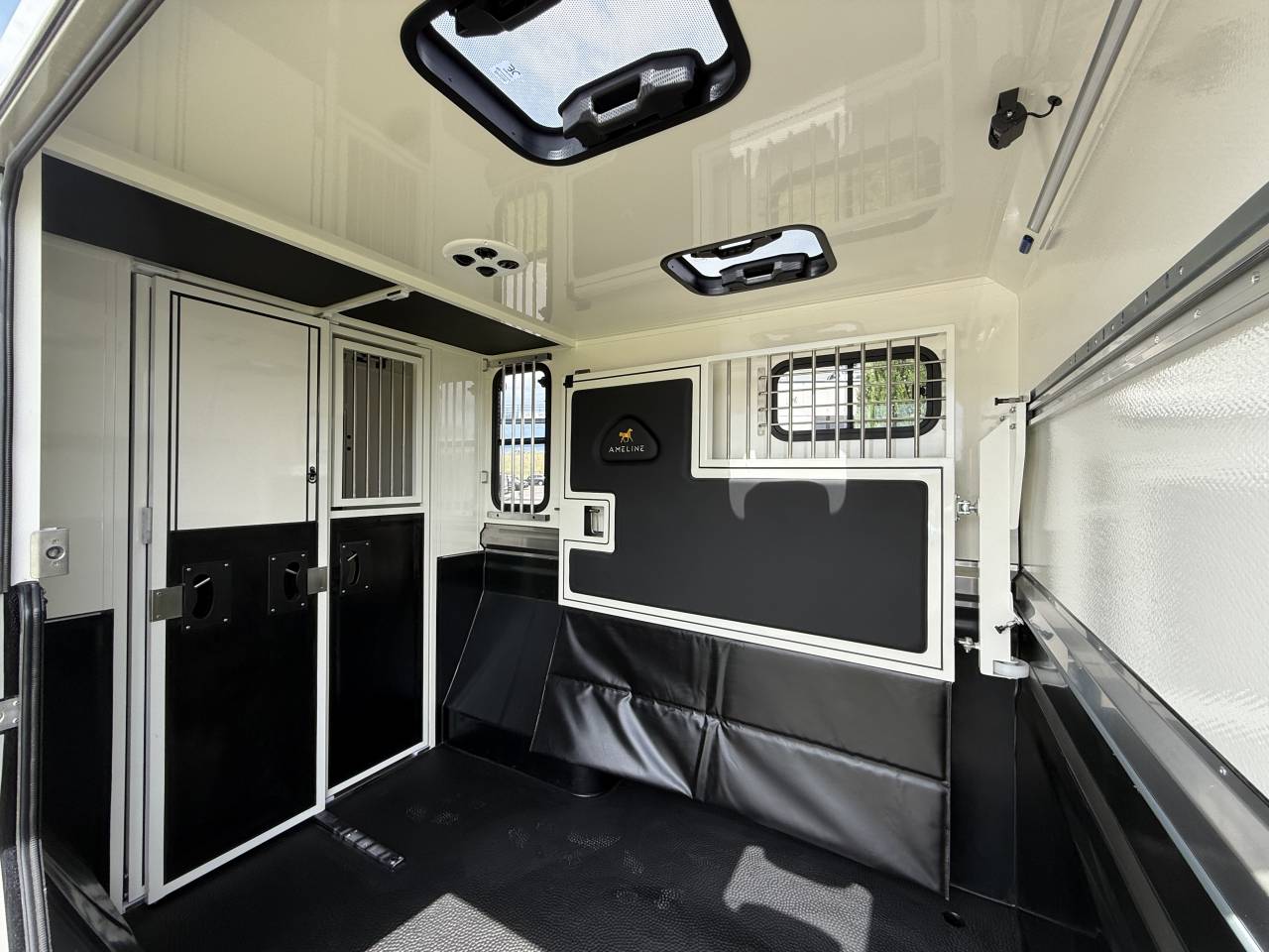 Kleine paardenvrachtwagen (B rijbewijs) Ameline HARAS 2026 Nieuw
