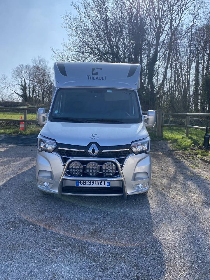 Kleine paardenvrachtwagen (B rijbewijs) Theault THEAULT STALLE  renault master 2022 Tweedehands