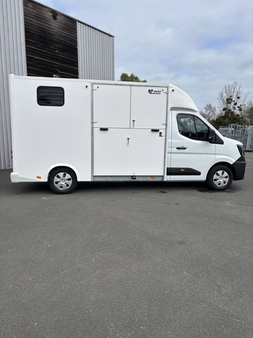 Kleine paardenvrachtwagen (B rijbewijs) AP Petit Nissan Interstar L3  2026 Nieuw