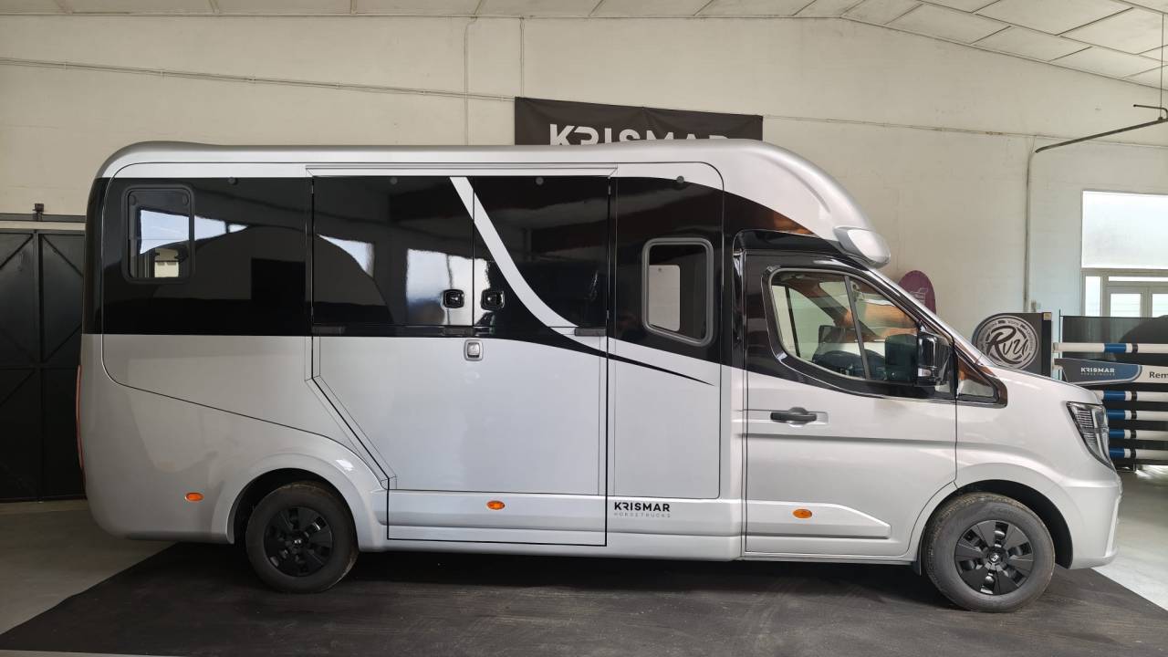 Kleine paardenvrachtwagen (B rijbewijs) Krismar 5 PLACES ASSISES STALLES 2026 Nieuw