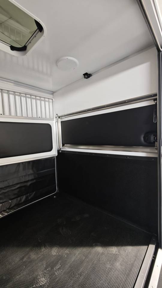 Kleine paardenvrachtwagen (B rijbewijs) Krismar 5 PLACES ASSISES STALLES 2026 Nieuw