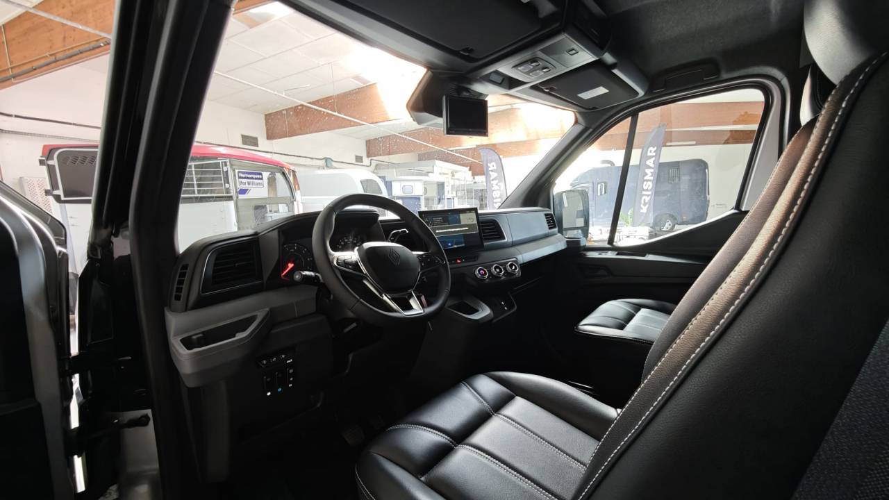 Kleine paardenvrachtwagen (B rijbewijs) Krismar 5 PLACES ASSISES STALLES 2026 Nieuw