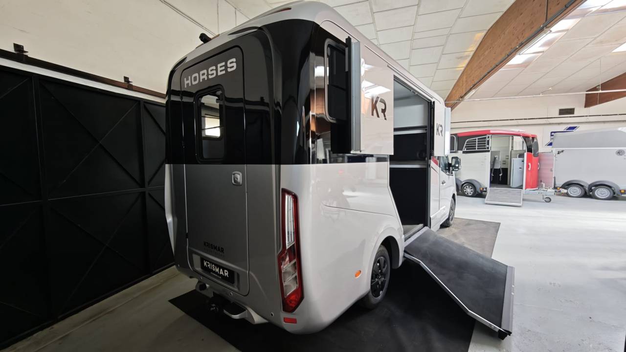 Kleine paardenvrachtwagen (B rijbewijs) Krismar 5 PLACES ASSISES STALLES 2026 Nieuw