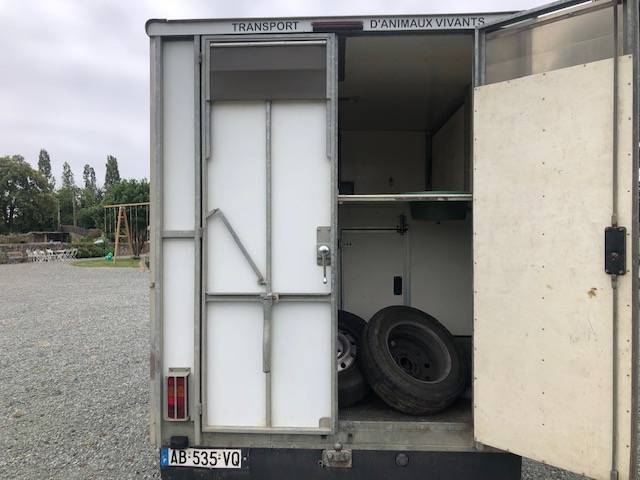 Kleine paardenvrachtwagen (B rijbewijs) Renault 120D 2009 Tweedehands