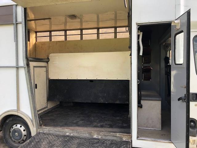 Kleine paardenvrachtwagen (B rijbewijs) Renault 120D 2009 Tweedehands