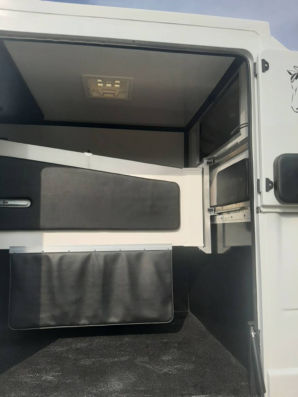 Kleine paardenvrachtwagen (B rijbewijs) Renault Master 2019 Tweedehands