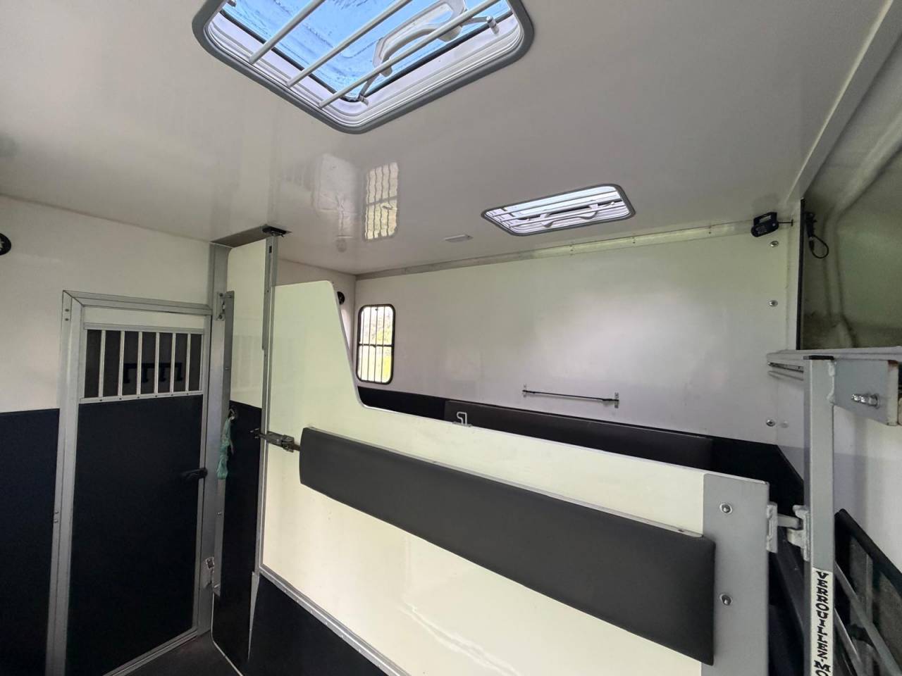 Kleine paardenvrachtwagen (B rijbewijs) ACR Renault Master 2022 Tweedehands