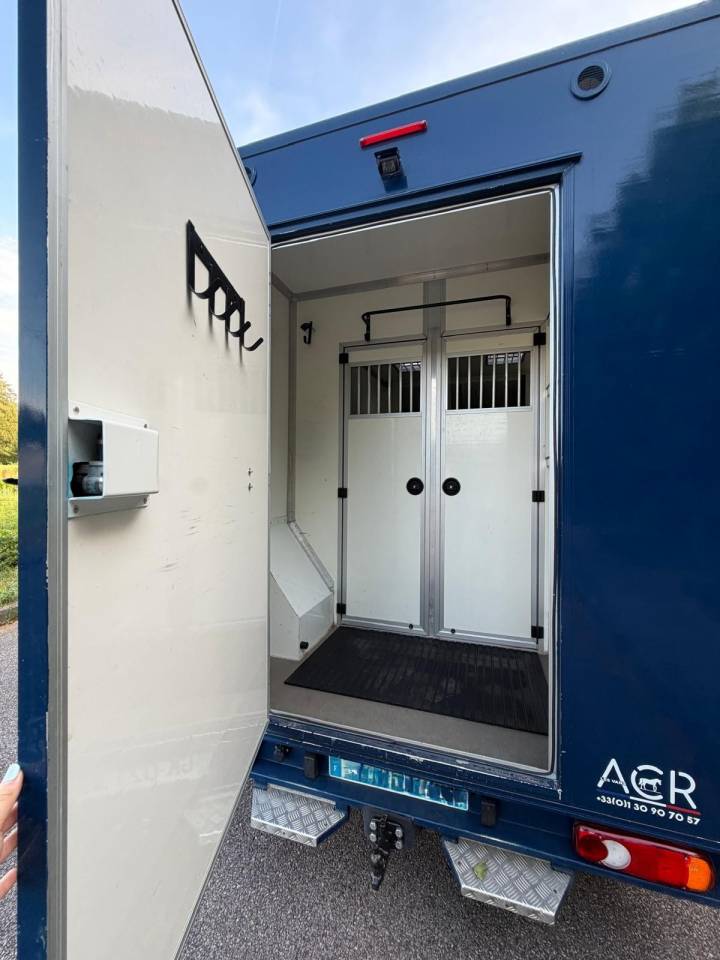 Kleine paardenvrachtwagen (B rijbewijs) ACR Renault Master 2022 Tweedehands