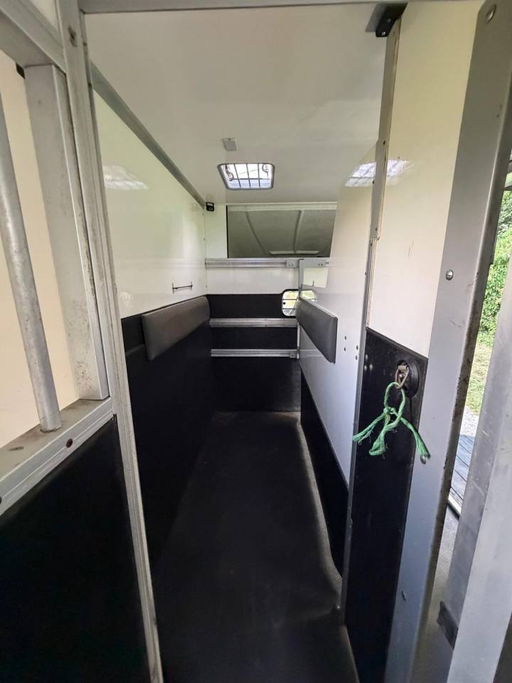Kleine paardenvrachtwagen (B rijbewijs) ACR Renault Master 2022 Tweedehands