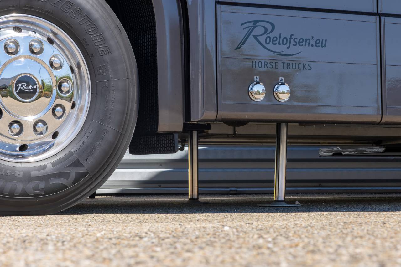 Zware paardenvrachtwagen (groot rijbewijs) Roelofsen  2023 Tweedehands