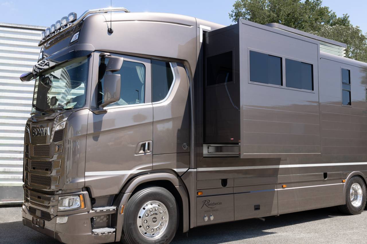 Zware paardenvrachtwagen (groot rijbewijs) Roelofsen  2023 Tweedehands