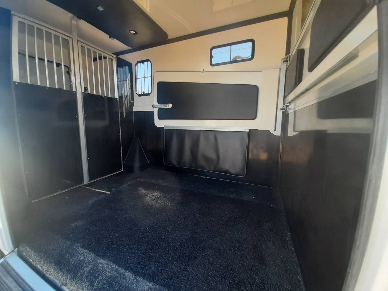 Kleine paardenvrachtwagen (B rijbewijs) Renault Master 2019 Tweedehands