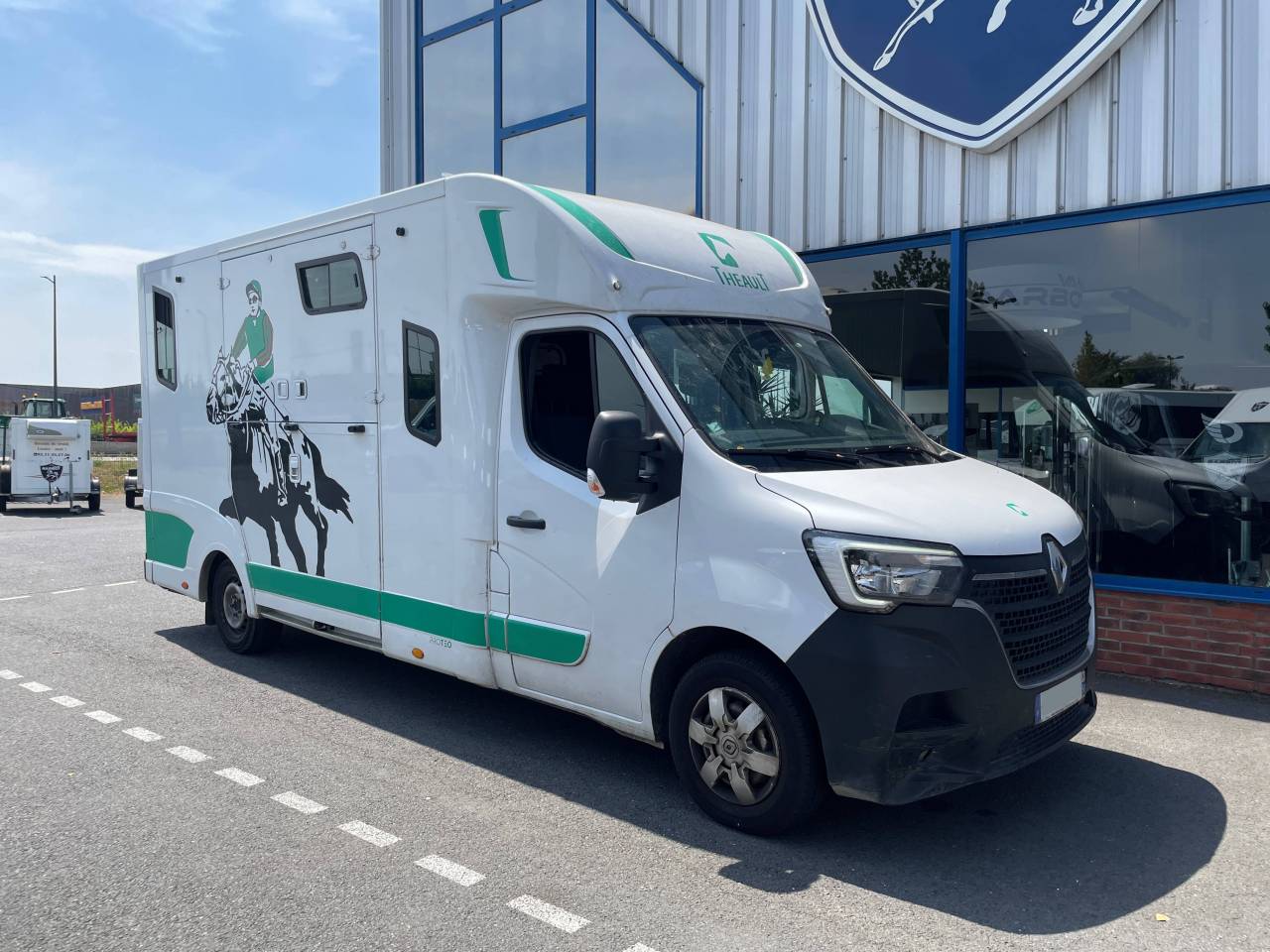 Kleine paardenvrachtwagen (B rijbewijs) Theault master 2023 Tweedehands