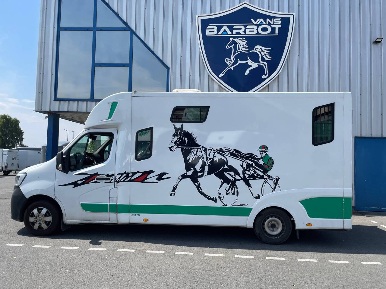 Kleine paardenvrachtwagen (B rijbewijs) Theault master 2023 Tweedehands