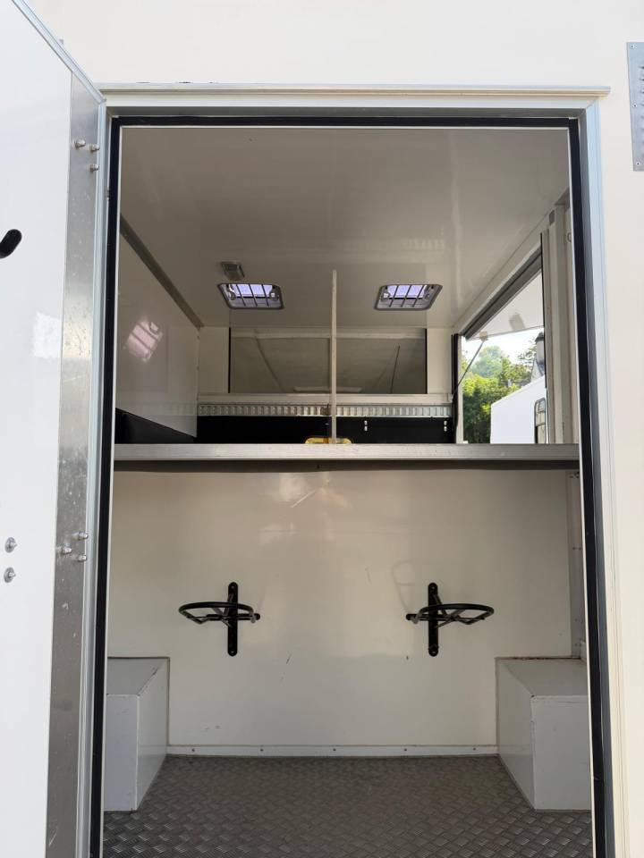 Kleine paardenvrachtwagen (B rijbewijs) ACR Renault Master 2013 Tweedehands