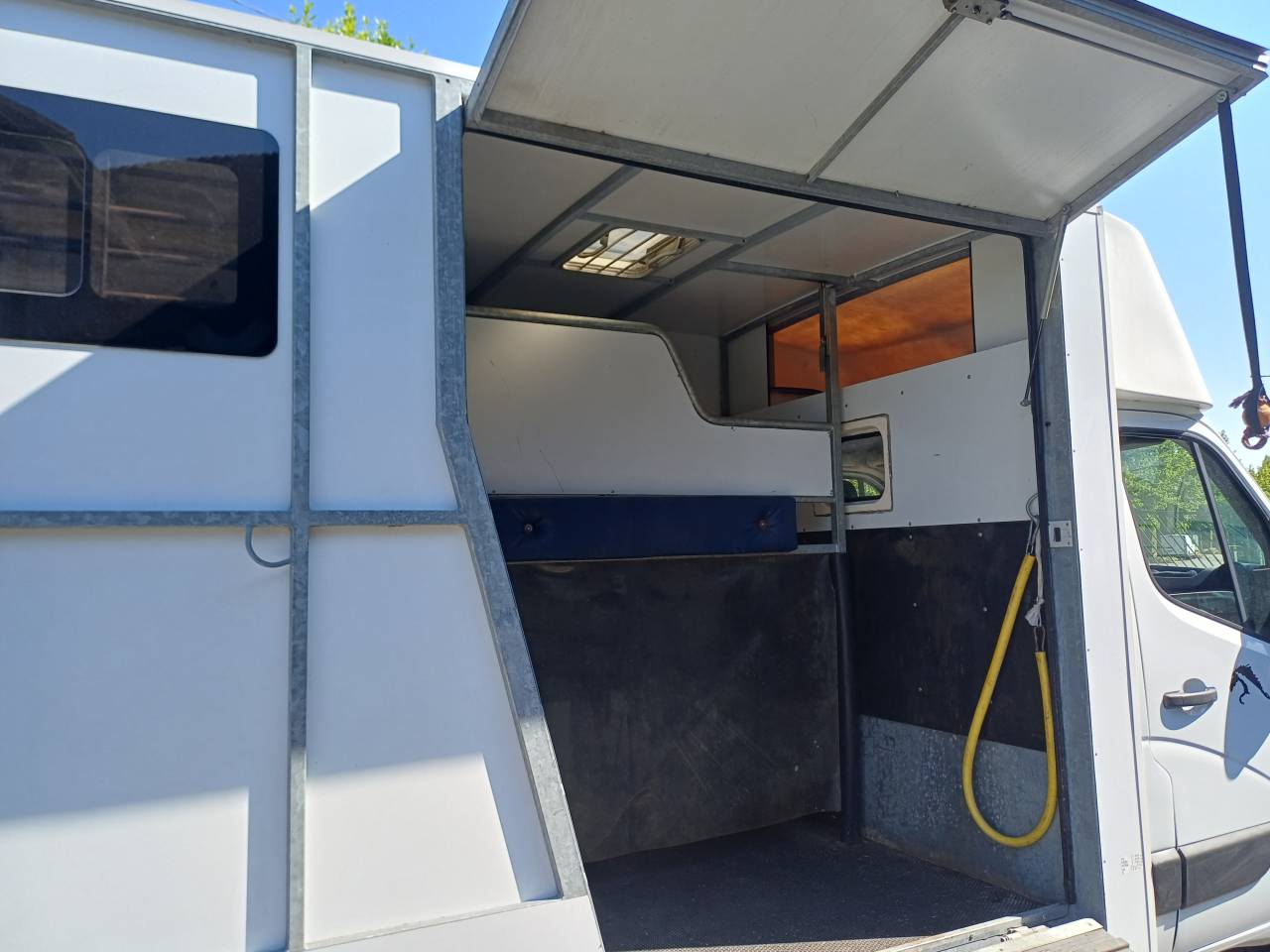 Kleine paardenvrachtwagen (B rijbewijs) Renault Master 2013 Tweedehands