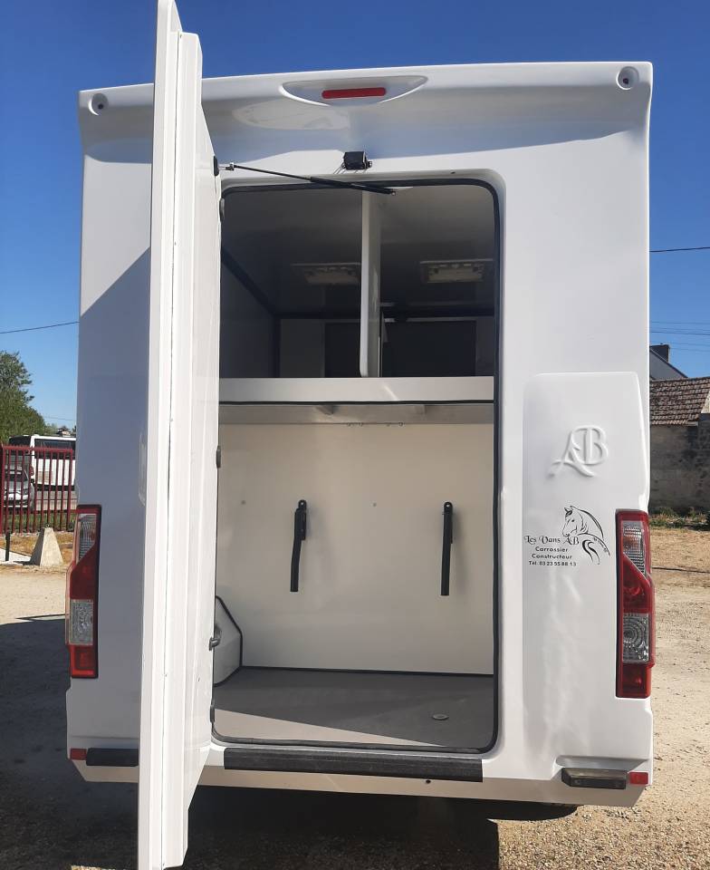 Kleine paardenvrachtwagen (B rijbewijs) Renault Master 2023 Tweedehands