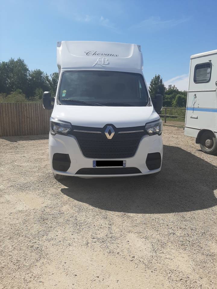 Kleine paardenvrachtwagen (B rijbewijs) Renault Master 2023 Tweedehands