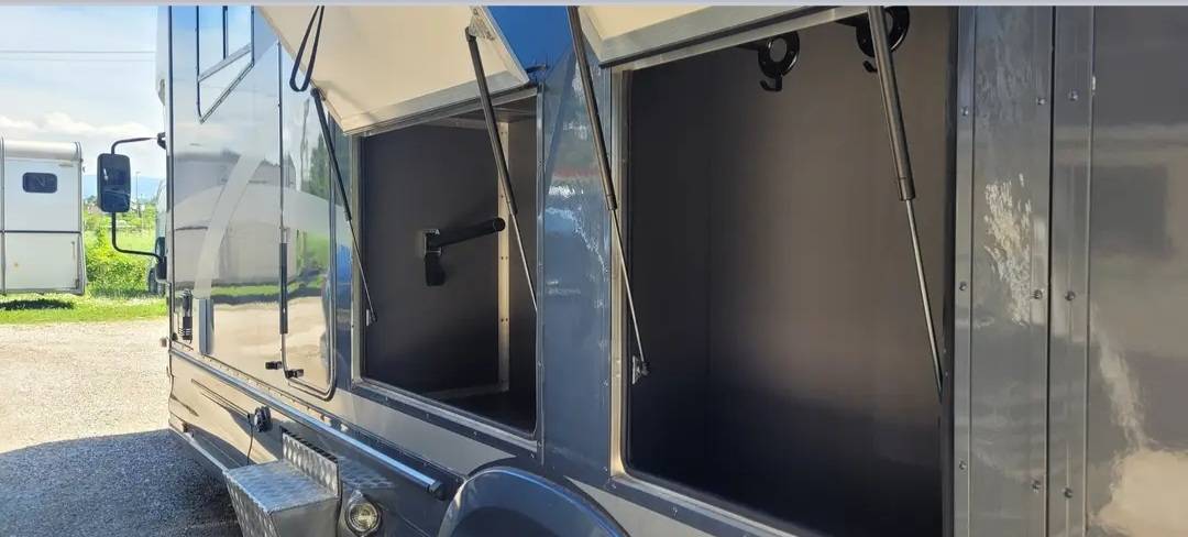 Zware paardenvrachtwagen (groot rijbewijs) Isuzu Equitrek 2025 Tweedehands