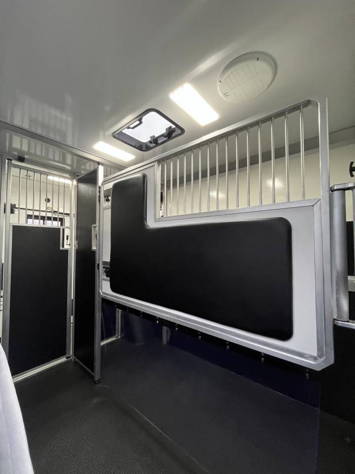 Kleine paardenvrachtwagen (B rijbewijs) STX  2024 Tweedehands
