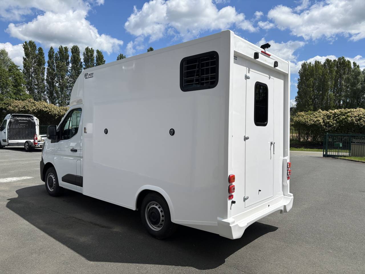 Kleine paardenvrachtwagen (B rijbewijs) AP Petit Nissan Interstar L2 2026 Nieuw