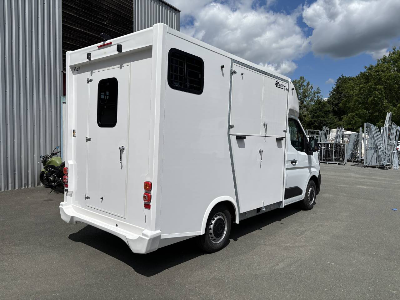 Kleine paardenvrachtwagen (B rijbewijs) AP Petit Nissan Interstar L2 2026 Nieuw