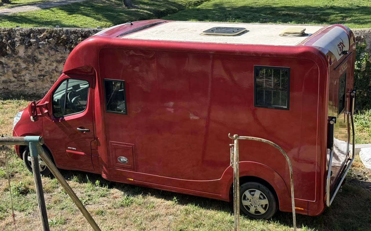 Kleine paardenvrachtwagen (B rijbewijs) Renault Renault Master DCI 150 STX mod&egrave;le Stalle 2015 Tweedehands