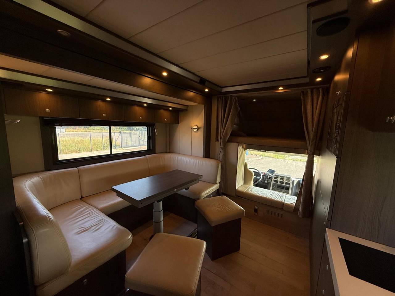Zware paardenvrachtwagen (groot rijbewijs) STX STX 6 CHEVAUX  2011 Tweedehands