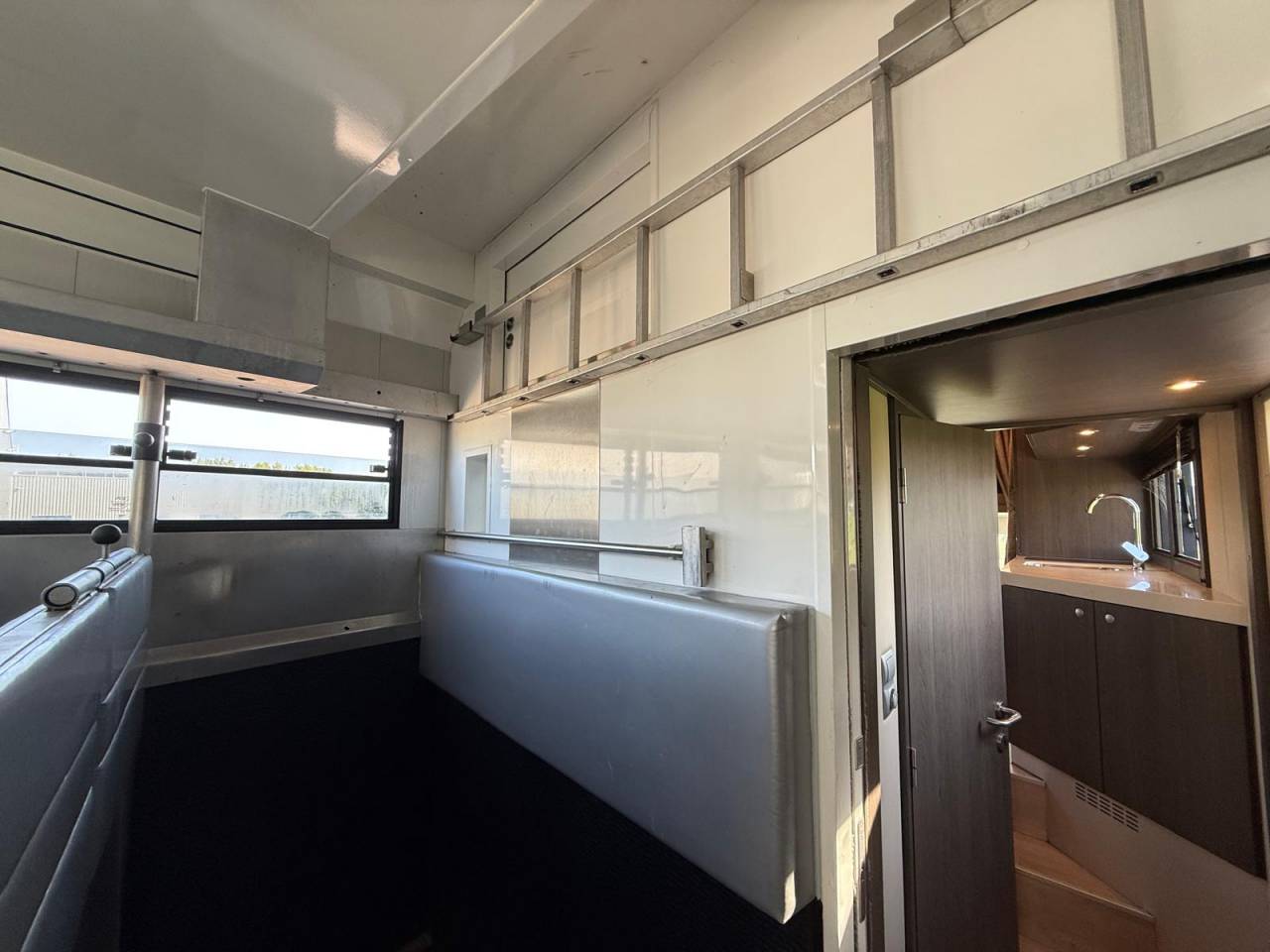 Zware paardenvrachtwagen (groot rijbewijs) STX STX 6 CHEVAUX  2011 Tweedehands