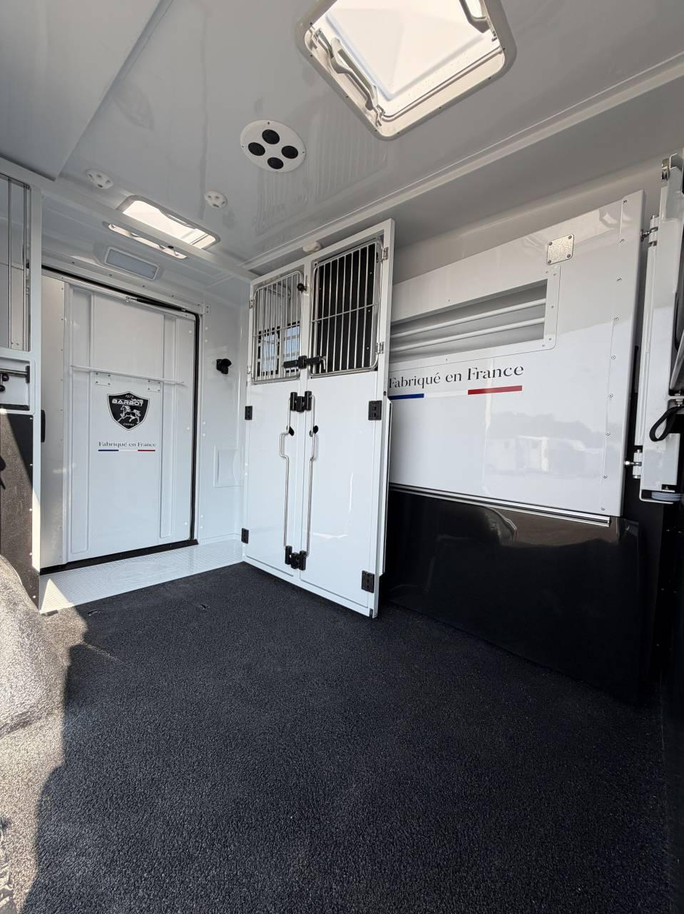 Kleine paardenvrachtwagen (B rijbewijs) Barbot LS5 Renault master  2026 Nieuw