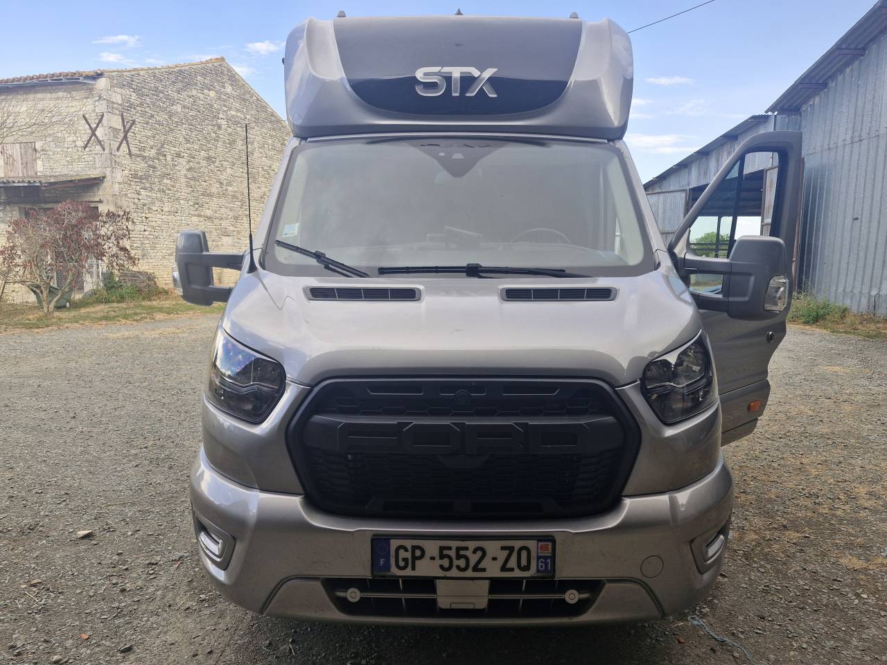 Kleine paardenvrachtwagen (B rijbewijs) Ford FORD 2023 Tweedehands