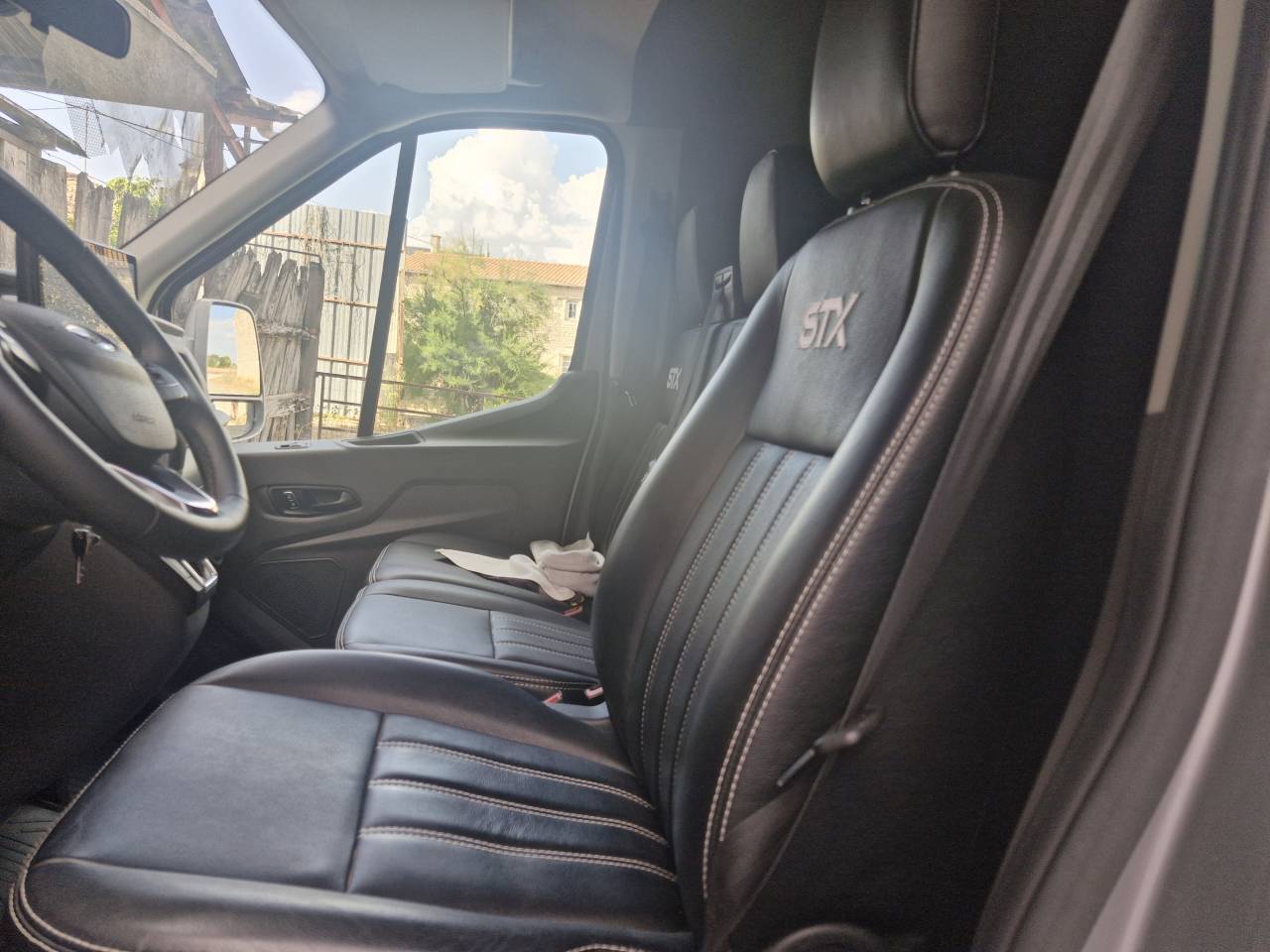 Kleine paardenvrachtwagen (B rijbewijs) Ford FORD 2023 Tweedehands