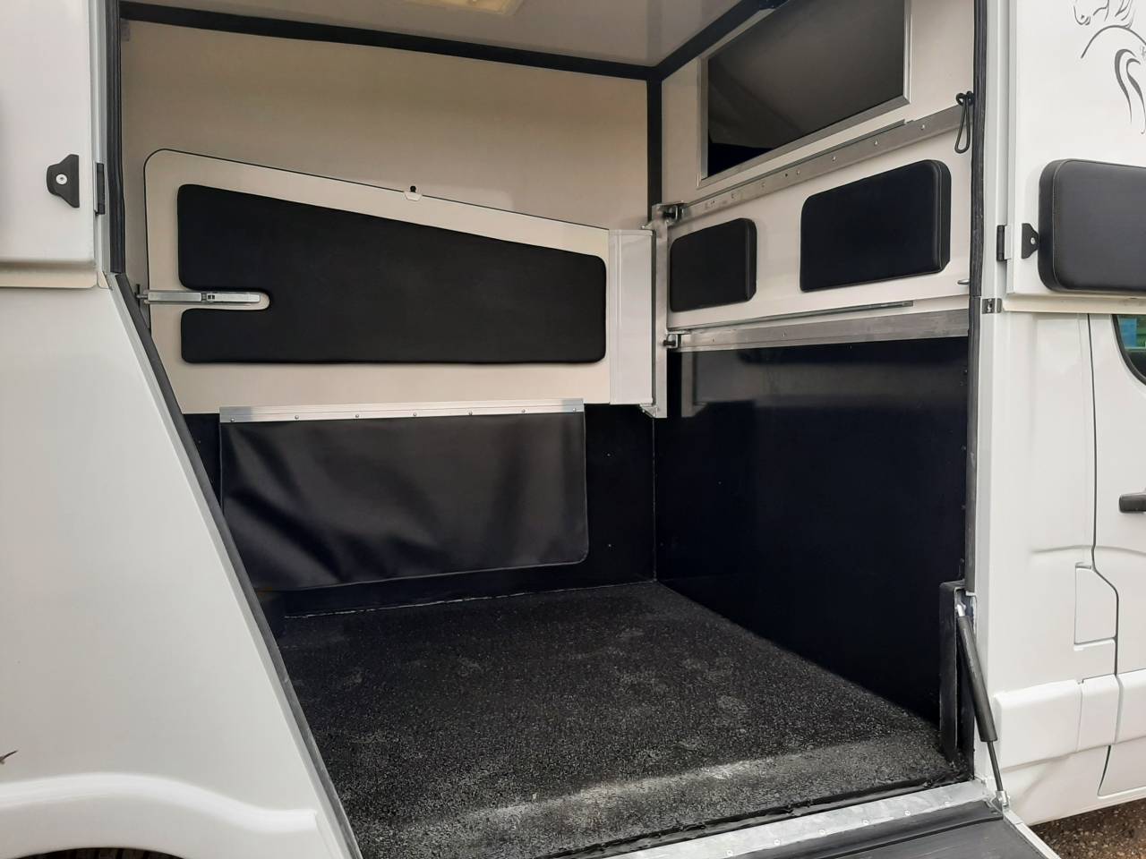 Kleine paardenvrachtwagen (B rijbewijs) Renault Master 2017 Tweedehands