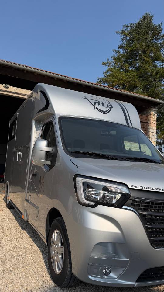 Kleine paardenvrachtwagen (B rijbewijs) Renault Master  2025 Tweedehands
