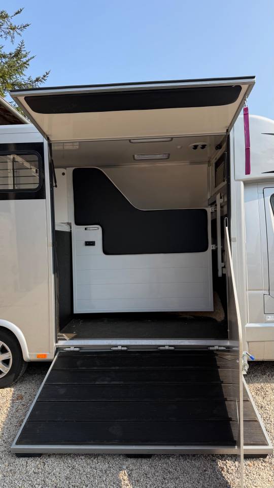 Kleine paardenvrachtwagen (B rijbewijs) Renault Master  2025 Tweedehands