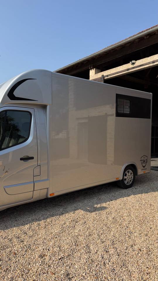 Kleine paardenvrachtwagen (B rijbewijs) Renault Master  2025 Tweedehands