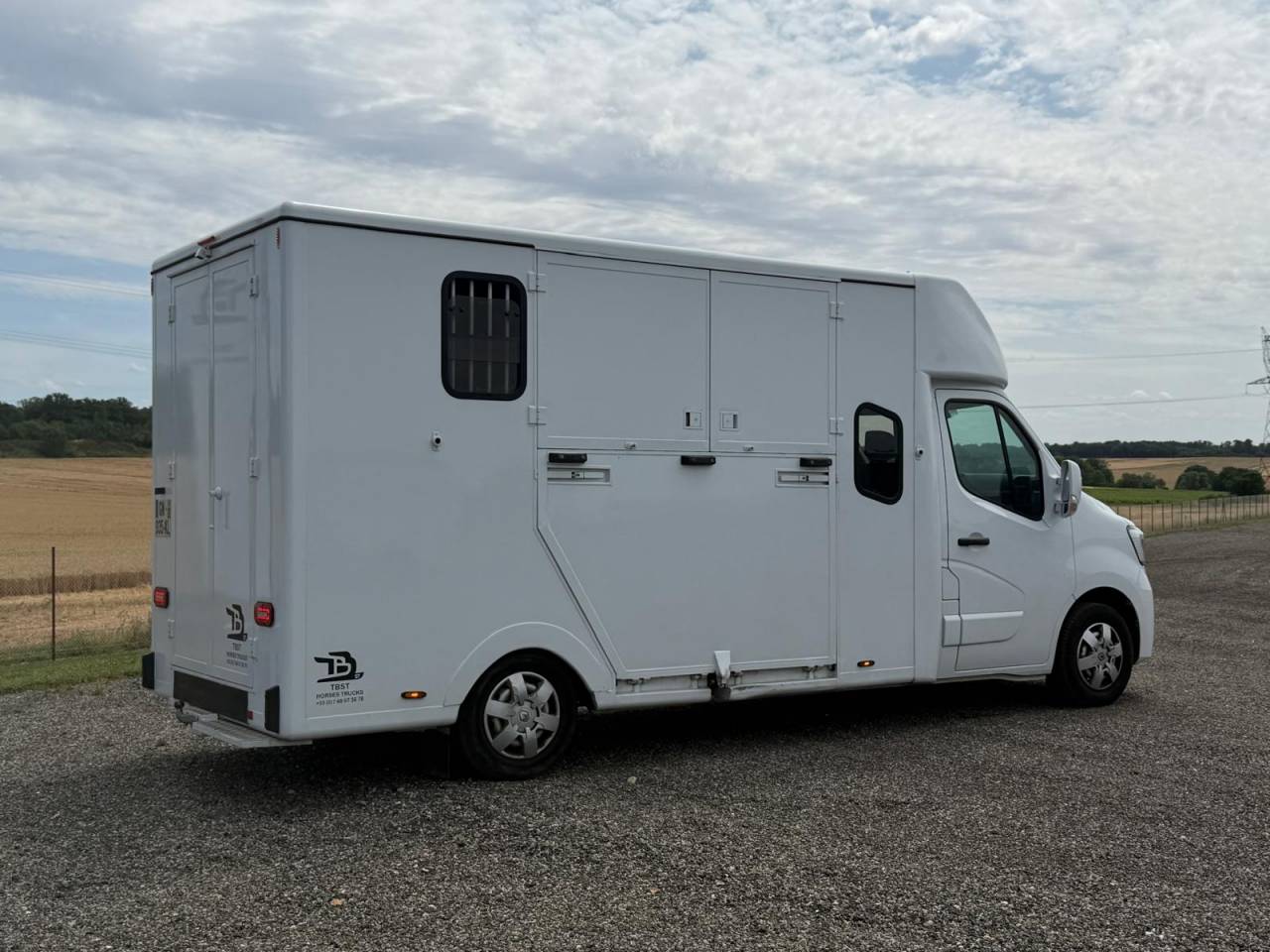 Kleine paardenvrachtwagen (B rijbewijs) TBST RENAULT MASTER 2023 Tweedehands