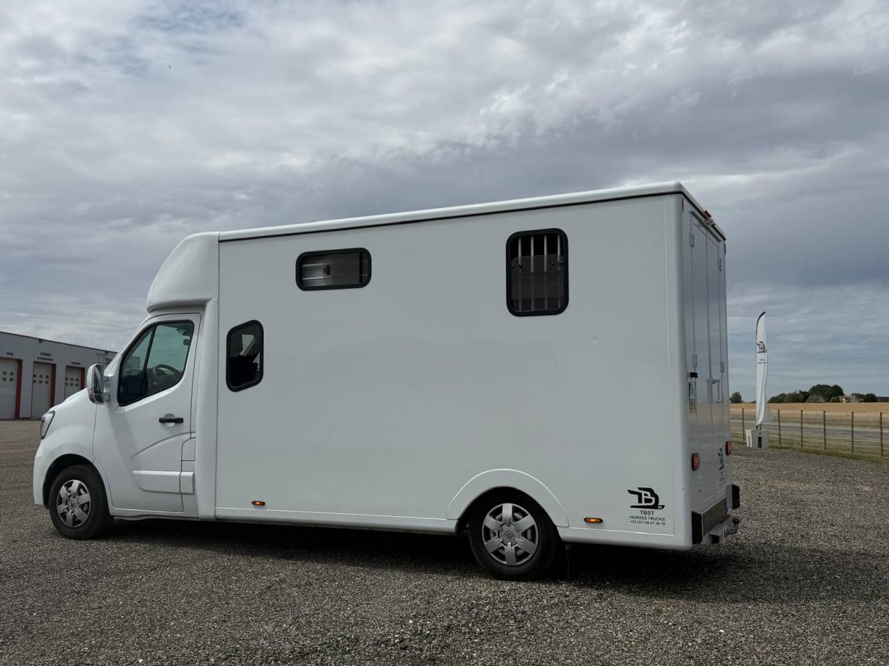 Kleine paardenvrachtwagen (B rijbewijs) TBST RENAULT MASTER 2023 Tweedehands