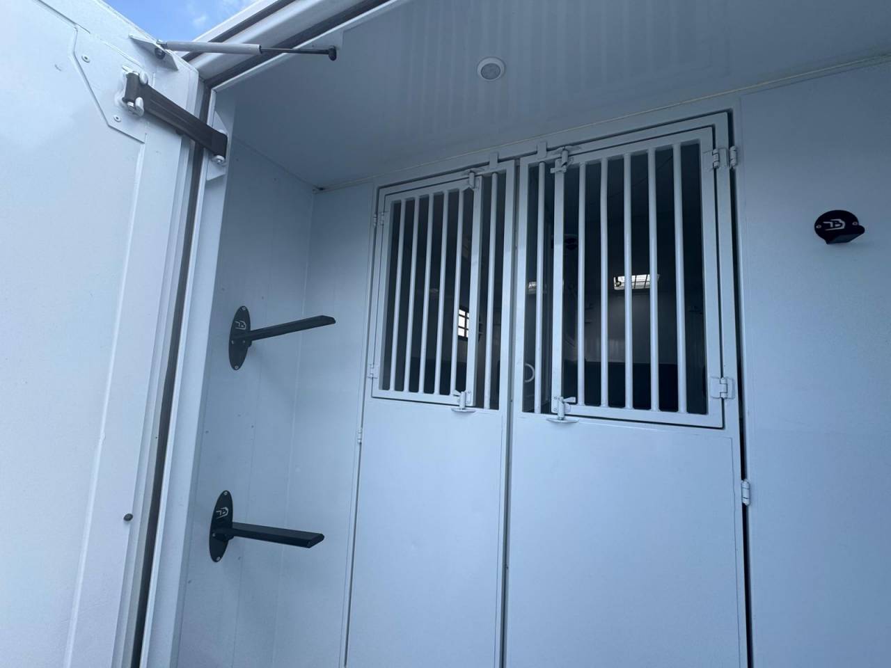 Kleine paardenvrachtwagen (B rijbewijs) TBST RENAULT MASTER 2023 Tweedehands