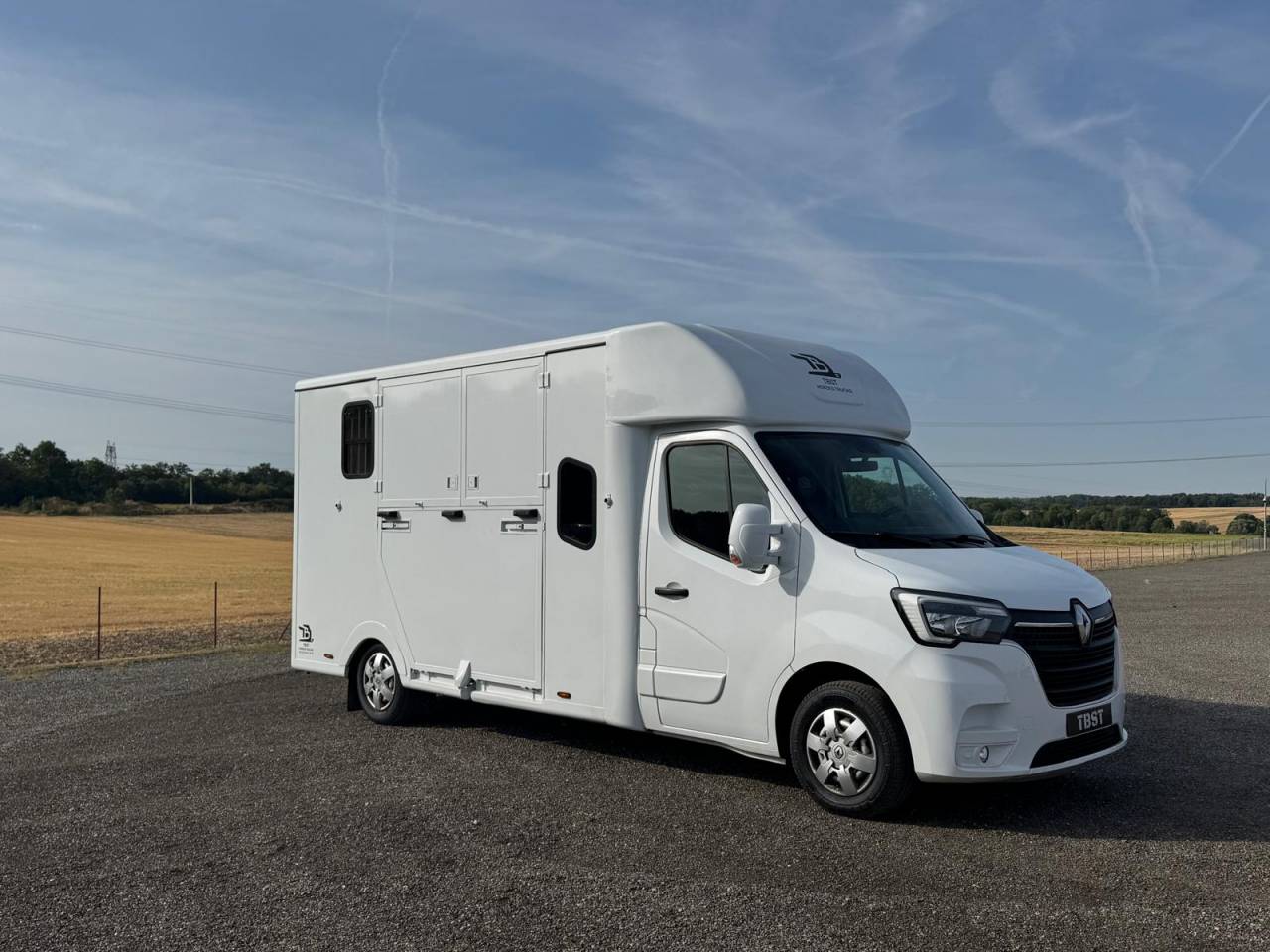 Kleine paardenvrachtwagen (B rijbewijs) TBST RENAULT MASTER 2023 Tweedehands